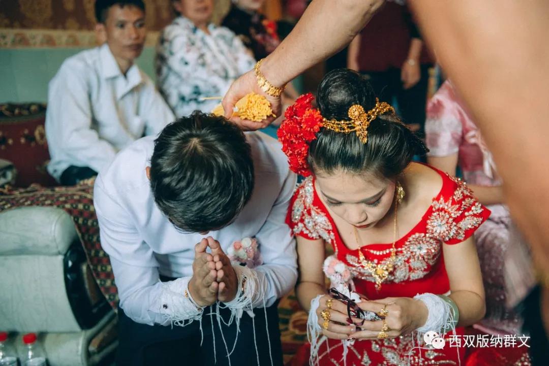 西双版纳傣族风情习俗之拴线—傣族婚礼仪式